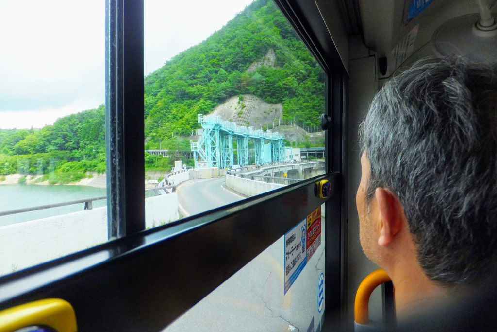 大倉ダムへ入る仙台市営バス 定義行き 仙台市営バス 定義行き の車窓