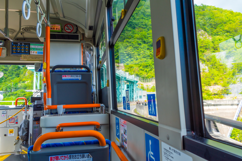 Sendai Municipal Bus: Car window to definition
Sendai city bus entering Okura Dam to definition