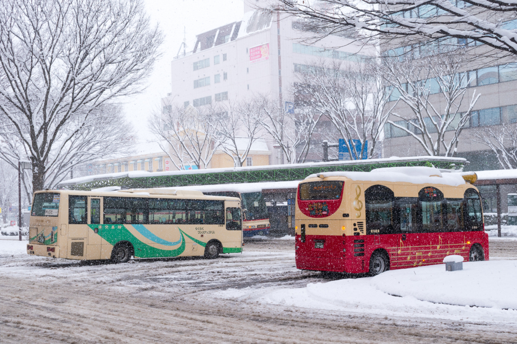 雪景色の福島交通 メロディバス 日野ポンチョ