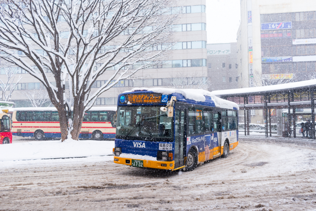 雪景色の福島交通 福島200か1732 いすゞ エルガ 