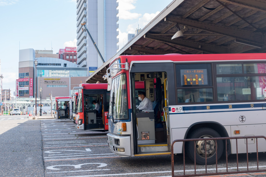 新潟駅スイッチバック式バスターミナルと新潟交通のバス