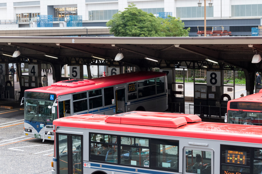 新潟駅スイッチバック式バスターミナルと新潟交通のバス